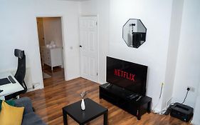 Stylish, Modern Apartment In Leeds